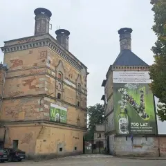 Stare budynki browaru z charakterystycznymi kominami. Na jednym z nich wielka reklama piwa z hasłem "700 lat Browaru w Namysłowie", nawiązująca do historii piwa Heweliusz.