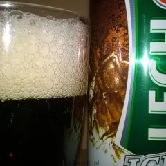 Piana na piwie Lech Diesel w szklance obok puszki. Idealne na gorący dzień.