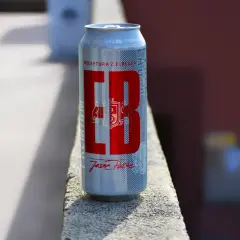 Piwo EB Jasne Pełne ma 5.0% alkoholu. Srebrna puszka z czerwonym logo EB.