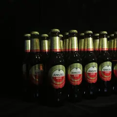 Rząd butelek piwa Amstel, gotowych do świętowania jako piwo roku.
