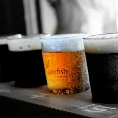 Degustacja piw. Różne rodzaje piwa, od jasnego po ciemne, z pianką. Sprawdzamy zawartość alkoholu w piwie.