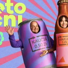Ludzie w kostiumach opakowań zwrotnych zachęcają do oddawania ich do sklepu. Kaucja na paragonie to zwrot!