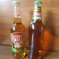 Dwie butelki piwa: Desperados i Argus El Bravos.