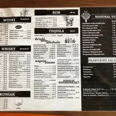 Menu z napojami, w tym wódki, whisky, koniak, rum, tequila, regionalne wódki, nalewki, napoje zimne i gorące. Wśród nich znajdziemy m.in. wódkę Krajcar.