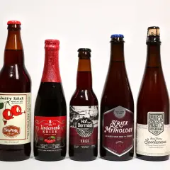 Pięć butelek belgijskiego piwa wiśniowego, w tym Kriek Mythology i Lindemans Kriek.