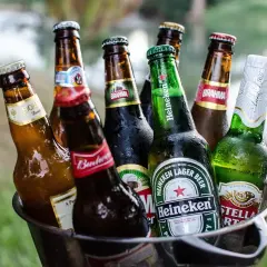 Wiadro pełne schłodzonych piw, w tym Heineken, Stella Artois i Brahma, gotowych na letnie orzeźwienie. Idealny jeczmien browarny na upalny dzień.