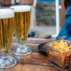 Dwa kufle złocistego piwa i koszyczek nachosów. W powietrzu unoszą się przyjemne estry zapachy, zapowiadając relaksujący wieczór.