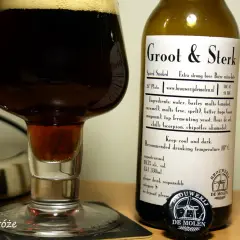 Groot & Sterk, piwo z browaru De Molen, to nie jest zwykłe piwo, to prawdziwy rarytas. Ciemny trunek w kieliszku, obok butelka z etykietą.