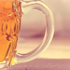 Szklanka z piwem, złocisty, jasne pełne napoju.