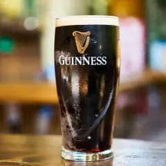 Szklanka Guinnessa z pianką. Czy wiesz, że garbniki co to są, nadają piwu charakterystyczny smak i kolor?