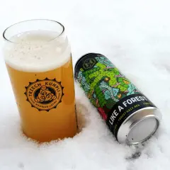 Szklanka piwa z logo "Trzech Kumpli" i puszka "Like a Forest" od **browaru Nepomucen** w śniegu.