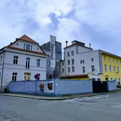 Browar Lwówek, gdzie warzone jest najstarsze piwo w Polsce. Budynki browaru z charakterystycznym banerem.