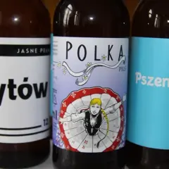 Trzy butelki piwa z browaru Bytów: Jasne Pełne, Polka Pils i Pszeniczne.