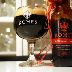 Komes Porter Malinowy w kielichu i butelce, ozdobionej czerwonymi wstążkami. Piwo z nutą malin, wanilii i chili.