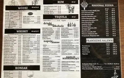 Menu z napojami, w tym wódki, whisky, koniak, rum, tequila, regionalne wódki, nalewki, napoje zimne i gorące. Wśród nich znajdziemy m.in. wódkę Krajcar.