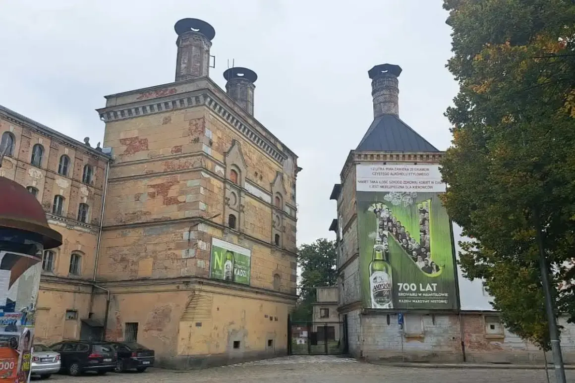 Stare budynki browaru z charakterystycznymi kominami. Na jednym z nich wielka reklama piwa z hasłem "700 lat Browaru w Namysłowie", nawiązująca do historii piwa Heweliusz.