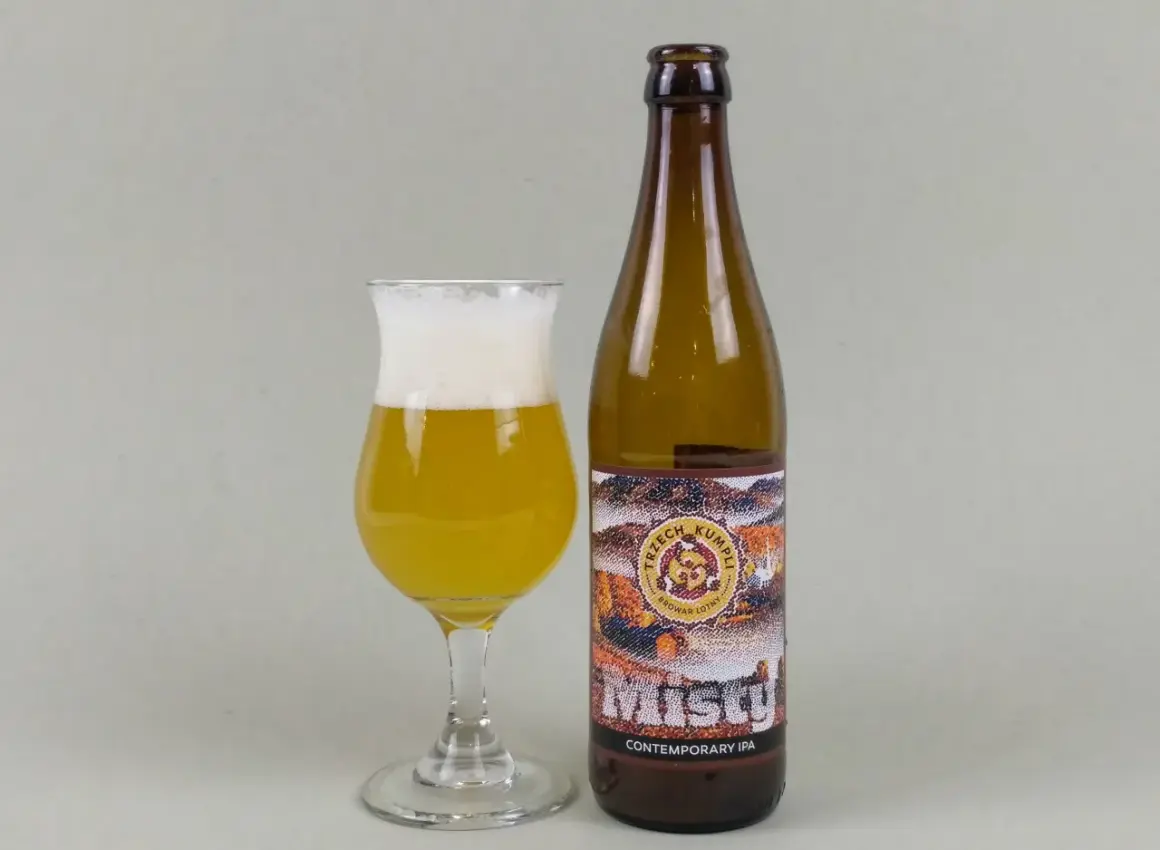 Szklanka z bursztynowym piwem i pianką obok butelki "Misty" Contemporary IPA. Idealny new england ipa na wieczór.