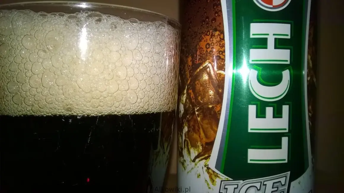 Piana na piwie Lech Diesel w szklance obok puszki. Idealne na gorący dzień.