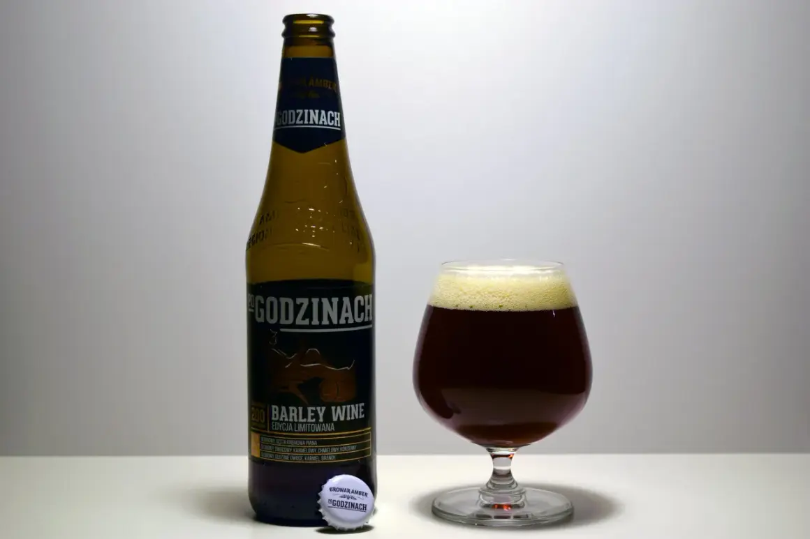 Butelka i kielich z ciemnym piwem barley wine "Po Godzinach". Etykieta informuje o edycji limitowanej.