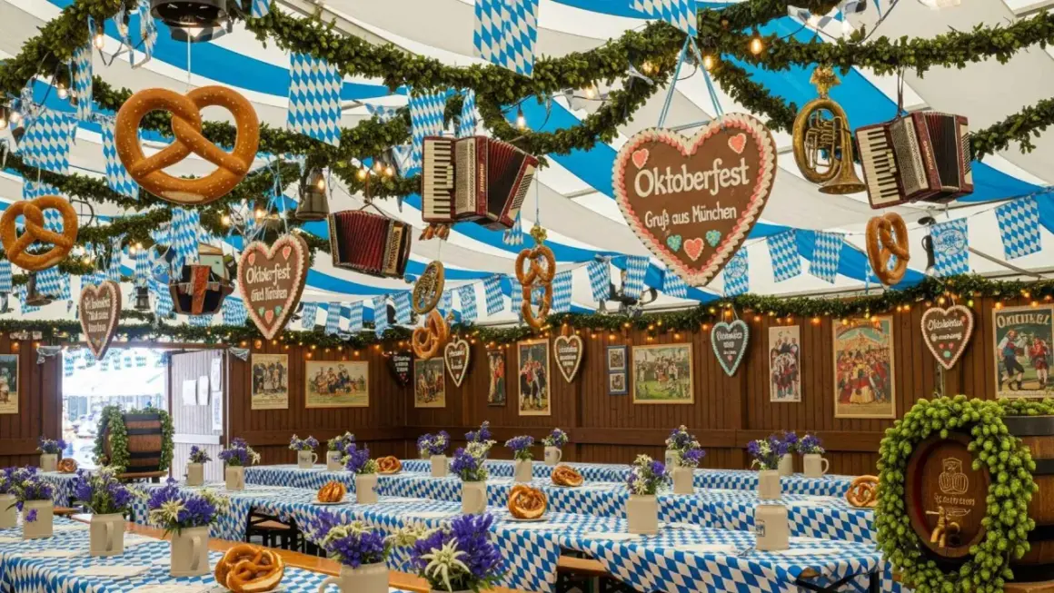 Wielkie precle, akordeony i serca z napisem "Oktoberfest Gruß aus München" wiszą pod niebiesko-białymi girlandami. Stoły przykryte są kratkowanymi obrusami, gotowe na świętowanie.
