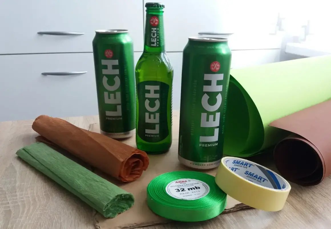 Jak zrobić prezent z piwa? Potrzebne będą puszki i butelka piwa Lech, ozdobny papier, wstążka i taśma.