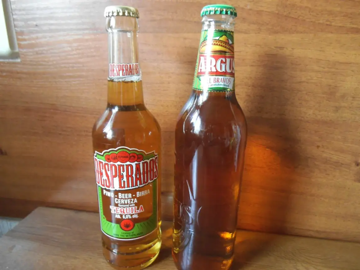 Dwie butelki piwa: Desperados i Argus El Bravos.