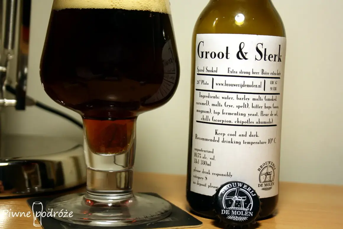 Groot & Sterk, piwo z browaru De Molen, to nie jest zwykłe piwo, to prawdziwy rarytas. Ciemny trunek w kieliszku, obok butelka z etykietą.