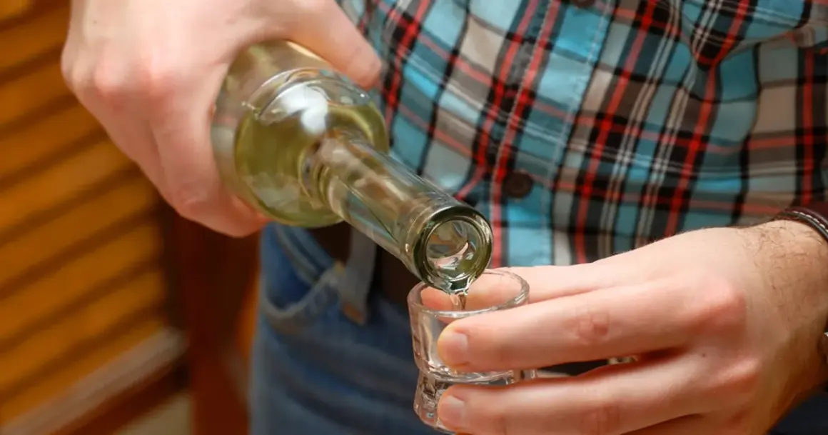 Dolewanie mocnego alkoholu do kieliszka. Czy to dębowe mocne, ile procent?