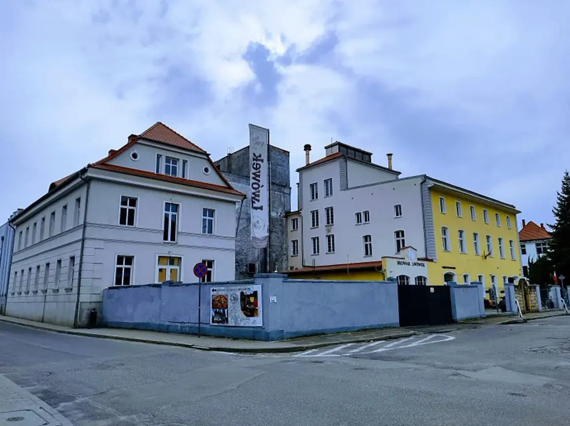 Browar Lwówek, gdzie warzone jest najstarsze piwo w Polsce. Budynki browaru z charakterystycznym banerem.