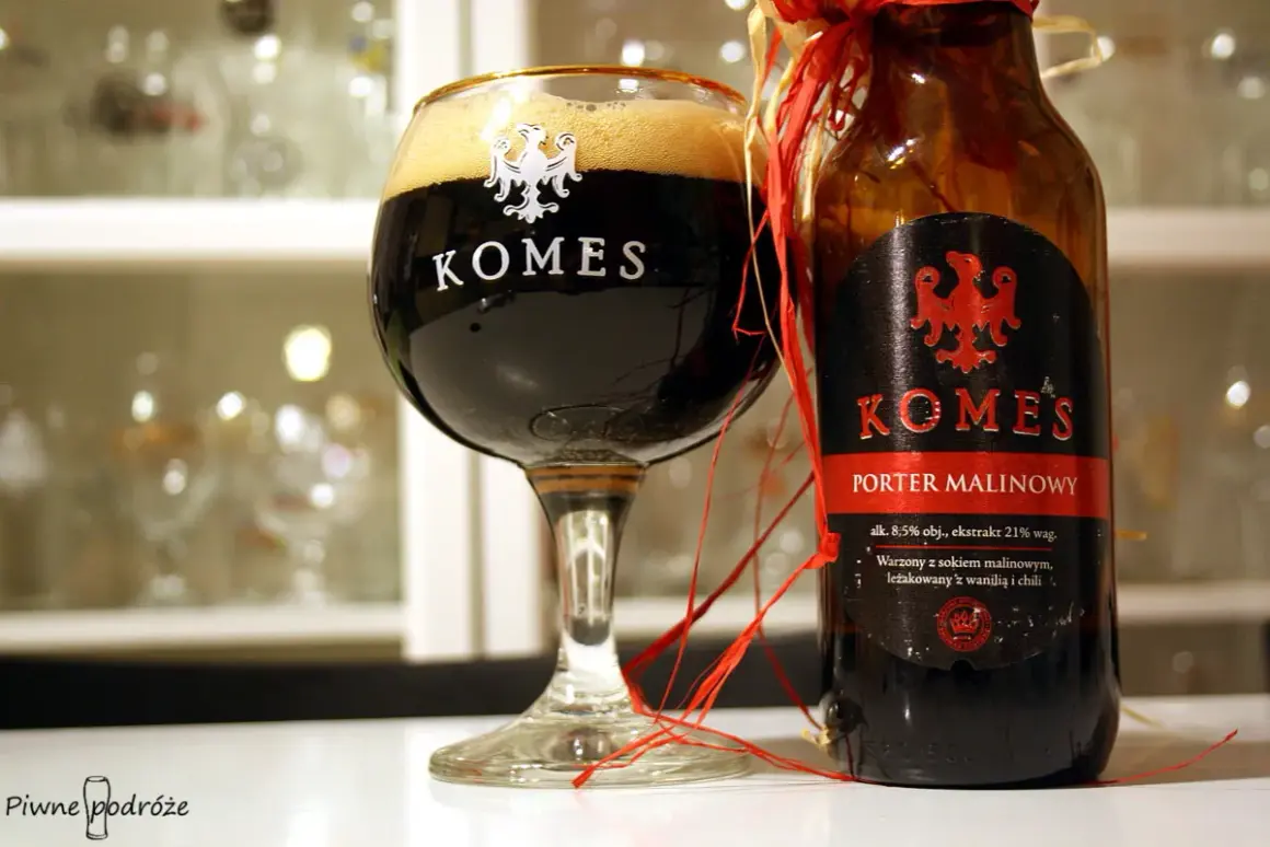 Komes Porter Malinowy w kielichu i butelce, ozdobionej czerwonymi wstążkami. Piwo z nutą malin, wanilii i chili.