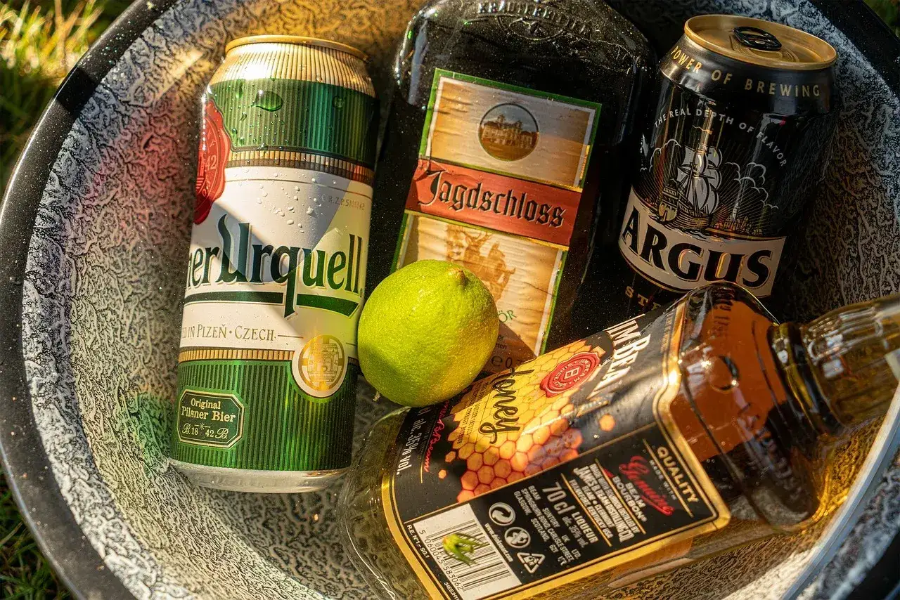 Piwo, likier miodowy i inne napoje alkoholowe, które zawierają etanol, w misce.