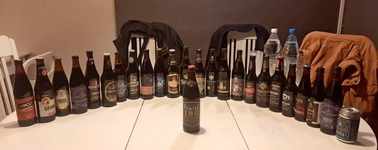 Stół zastawiony butelkami i puszkami piwa, świętujemy dzień porteru bałtyckiego.