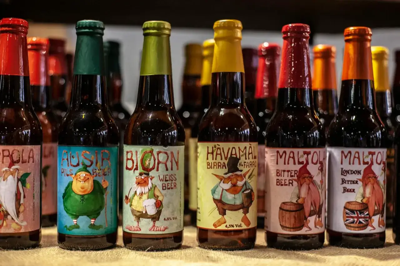 Kultowe piwo w butelkach z wesołymi elfami na etykietach. Różne rodzaje, m.in. Weiss Beer i Bitter Beer.