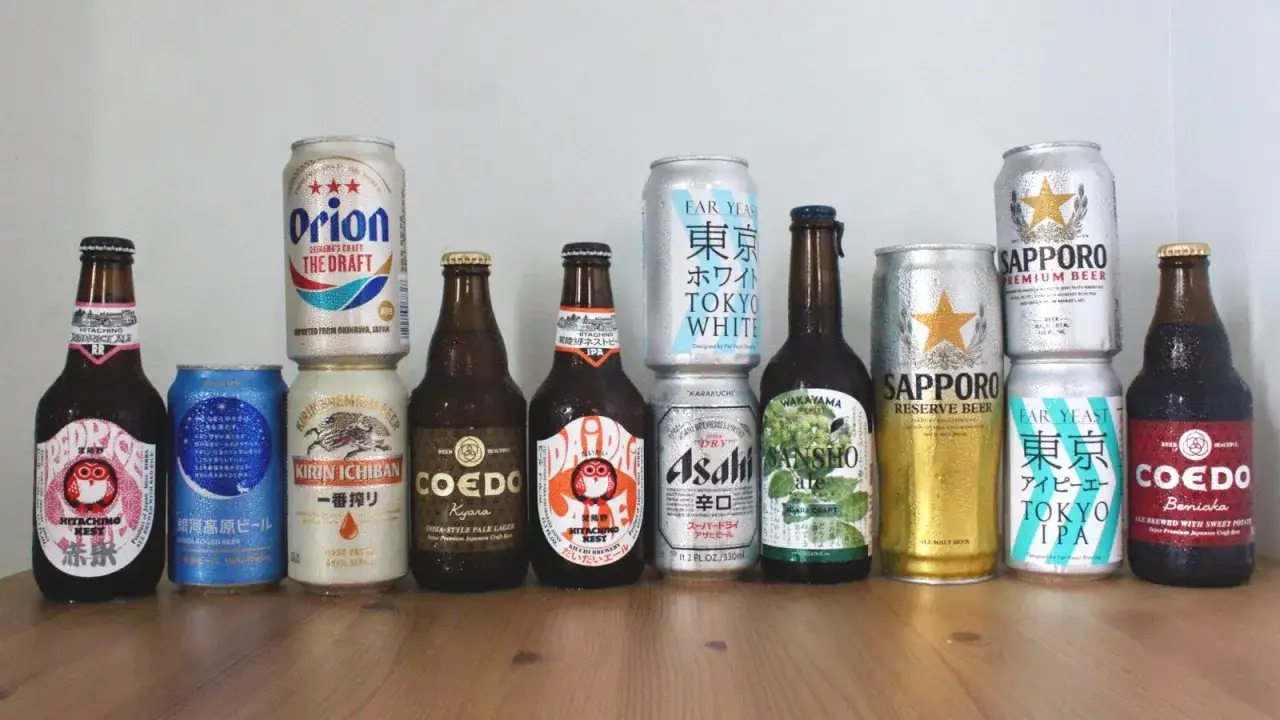 Rząd butelek i puszek z japońskim piwem: Orion, Kirin Ichiban, Coedo, Hitachino Nest, Asahi, Sapporo, Far Yeast Tokyo IPA.