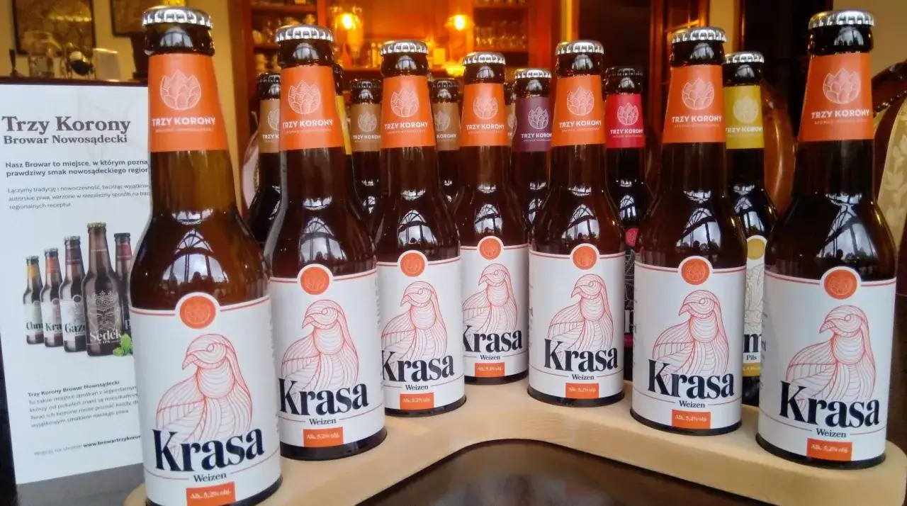 Rzędy butelek piwa g&oacute;rnej fermentacji 