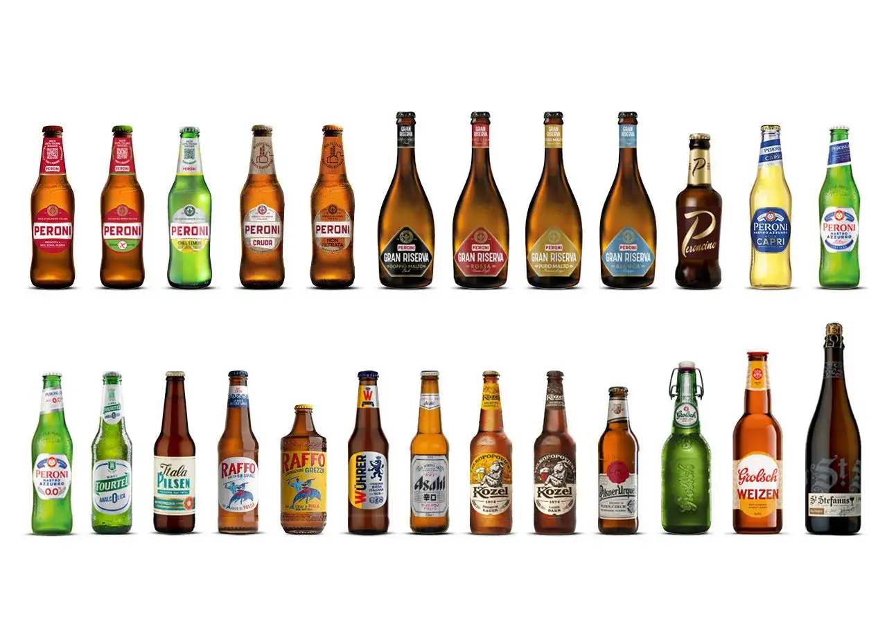 Różnorodne piwa z portfolio AB InBev, w tym Peroni, Grolsch i Kozel, prezentowane w rzędach.