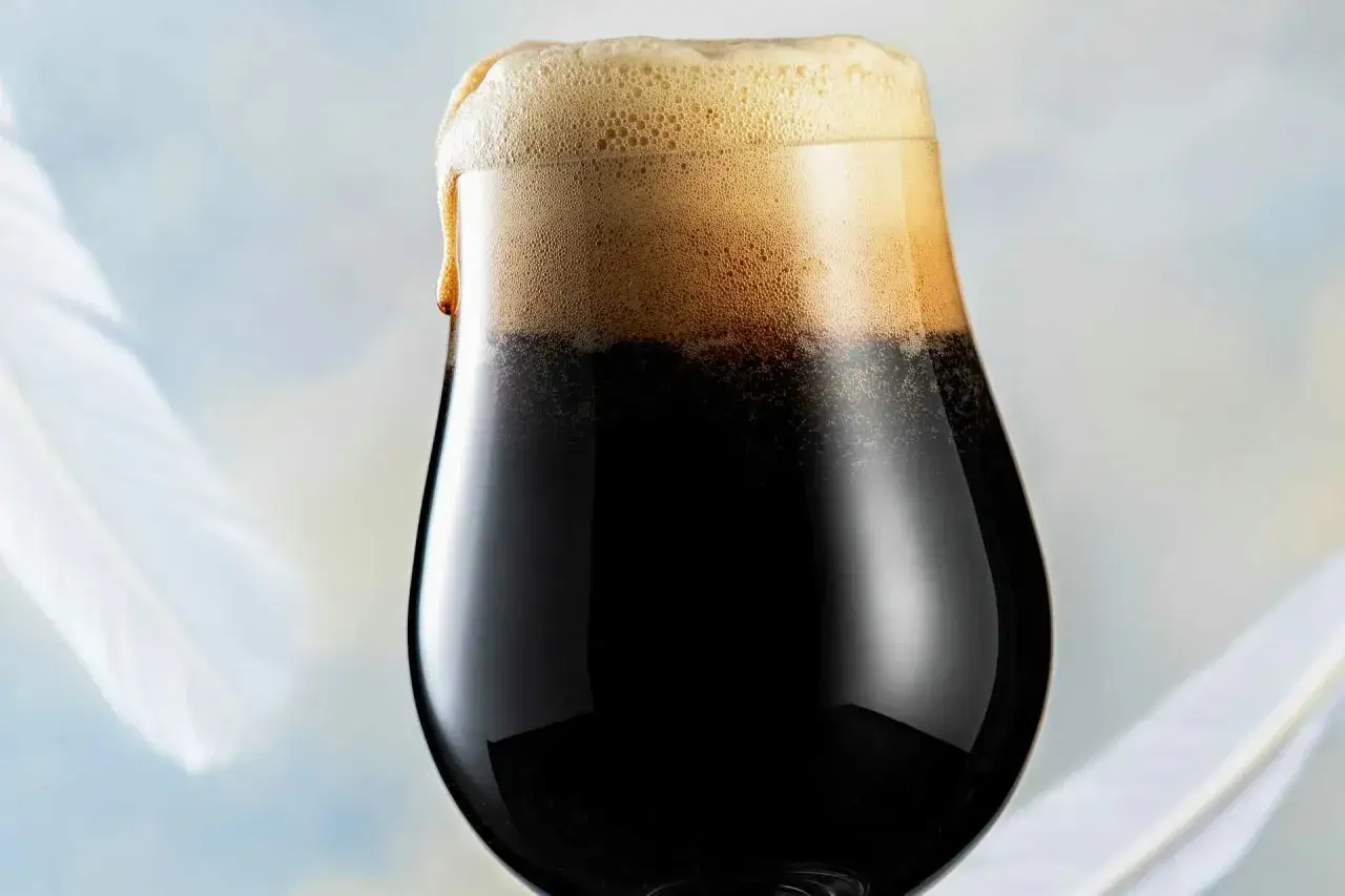 Ciemne, aromatyczne piwo typu stout z obfitą pianką w kielichu. Delikatne piórka w tle dodają lekkości.