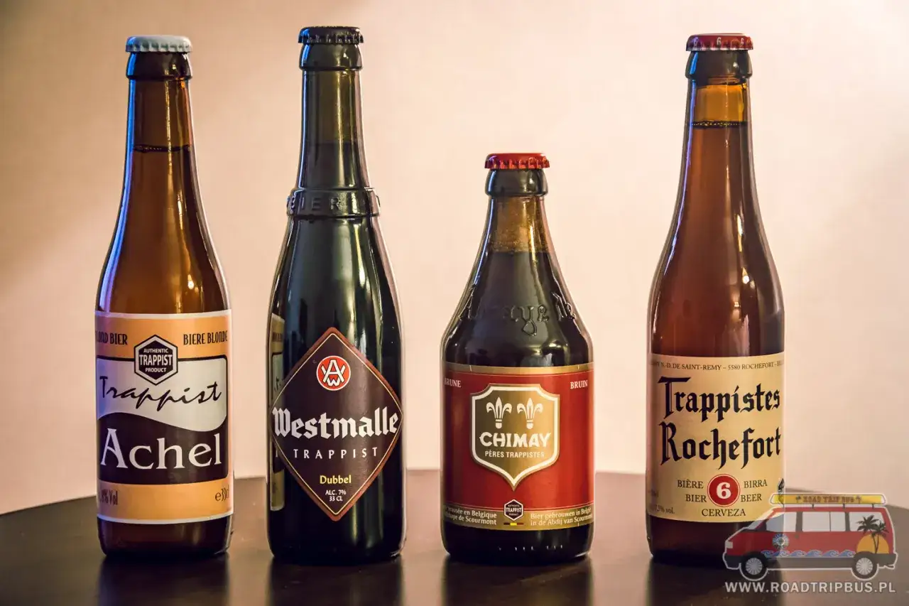 Cztery butelki piwa trapist&oacute;w: Achel, Westmalle, Chimay i Rochefort. Każde piwo z mnichem na etykiecie to gwarancja jakości.