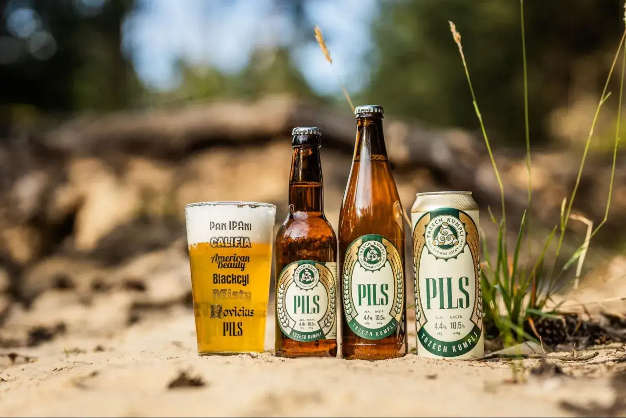 Szklanka, butelka i puszka piwa Pils z etykietą