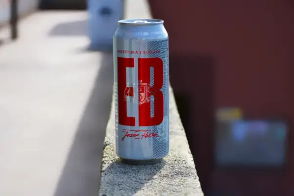 Piwo EB Jasne Pełne ma 5.0% alkoholu. Srebrna puszka z czerwonym logo EB.