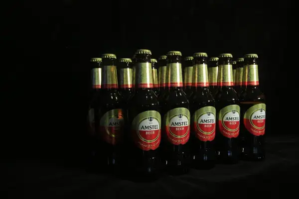 Rząd butelek piwa Amstel, gotowych do świętowania jako piwo roku.