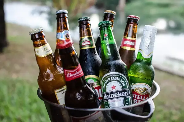 Wiadro pełne schłodzonych piw, w tym Heineken, Stella Artois i Brahma, gotowych na letnie orzeźwienie. Idealny jeczmien browarny na upalny dzień.