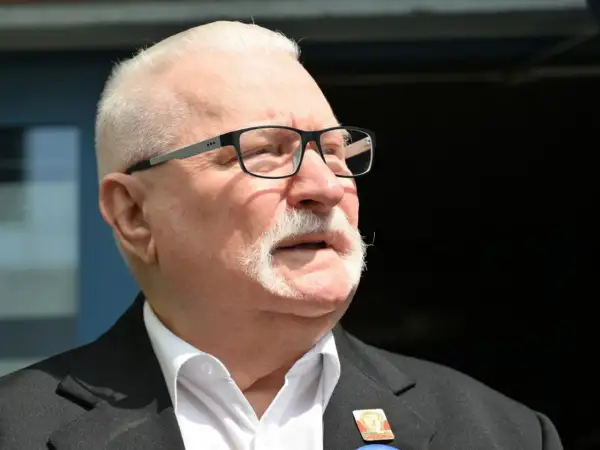Lech Wałęsa w okularach i z charakterystycznym wąsem. Zastanawiam się, ile procent ma Lech w sobie dzisiaj?